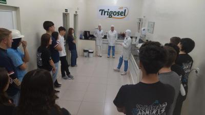 Estudantes de Guaraniaçu visitam Moinho Coprossel e conhecem processo de industrialização do trigo